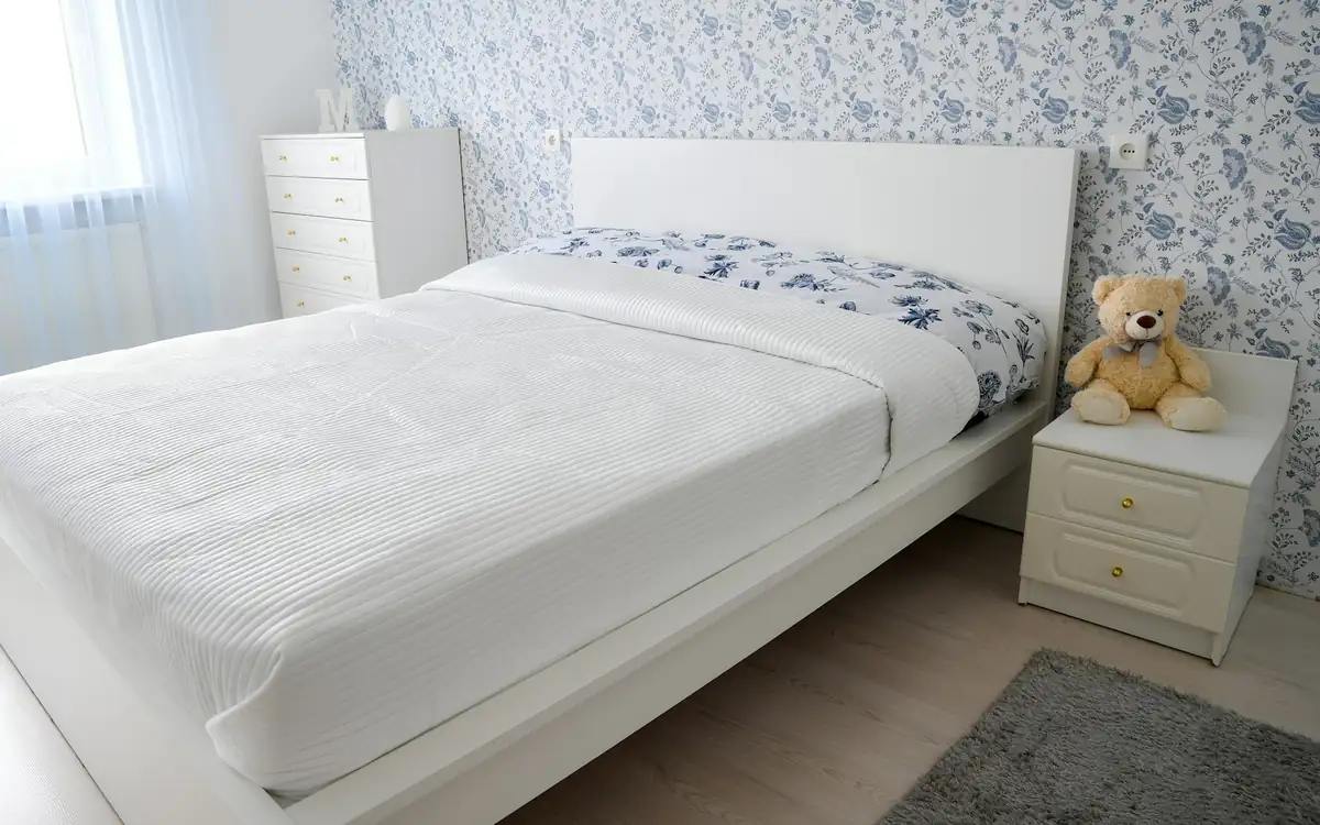 Chambre d'enfant avec peluche : information préoccupante visant un assistant familial