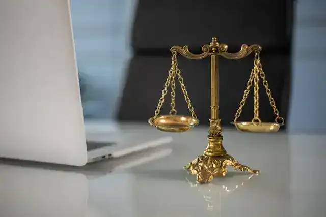 Balance de la justice dorée sur le bureau d'un avocat