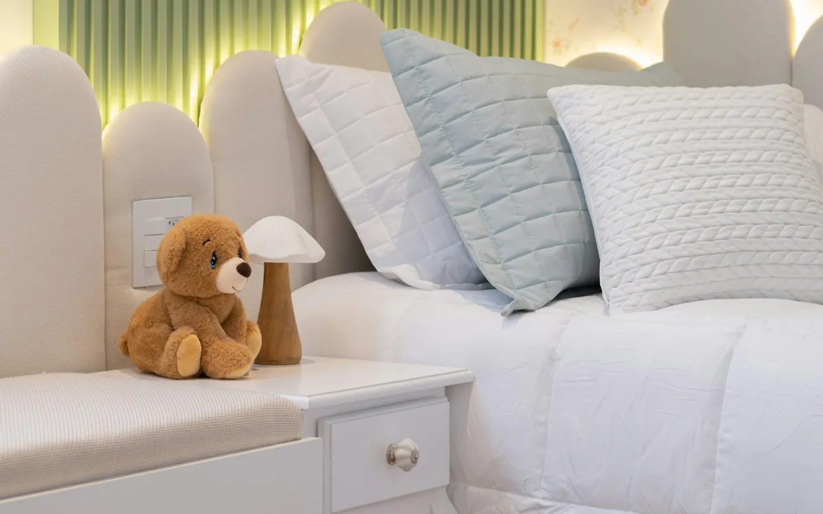 Peluche sur un lit d'enfant vide : retrait d'enfant confié à un assistant familial
