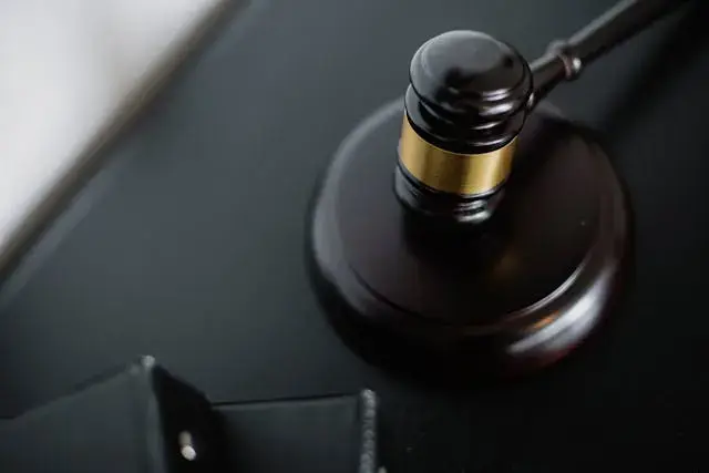 Marteau de justice sur le bureau d'un tribunal, symbole du jugement en comparution immédiate