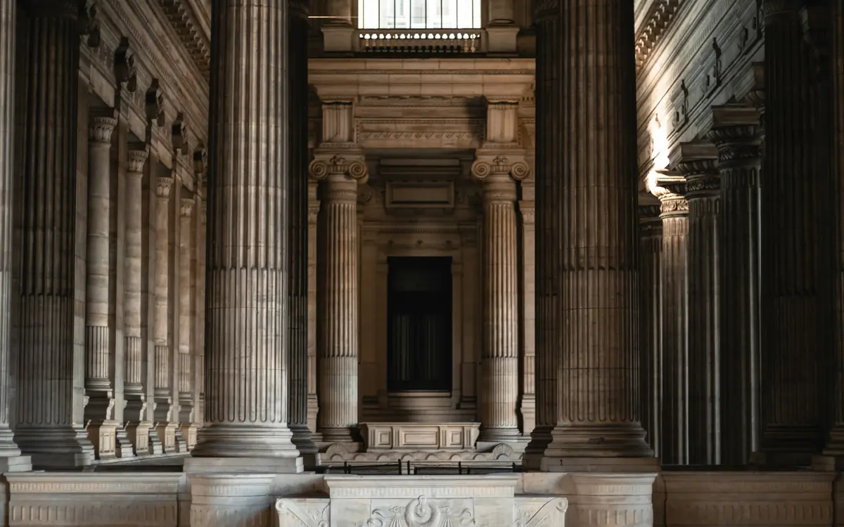 Hall d'un palais de justice : procédure pénale et agrément d'assistant familial