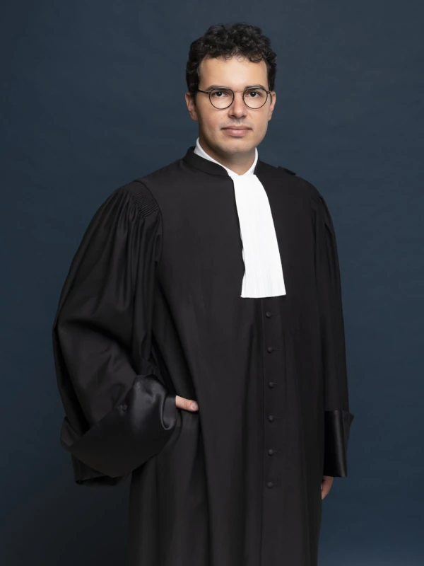 Maître Hugo Zerbib, avocat aux barreaux de Paris et de New-York, en robe