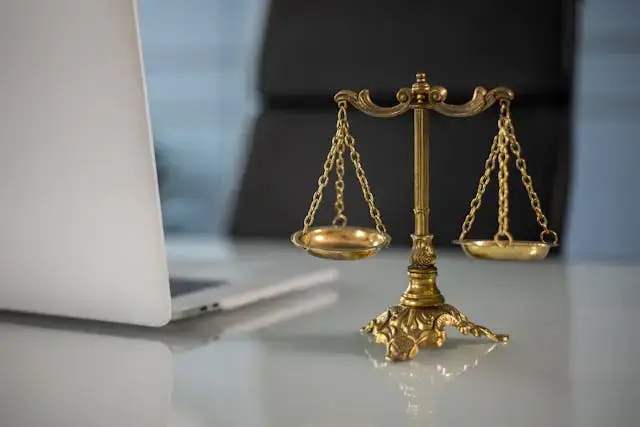 Balance de la justice dorée sur le bureau d'un avocat