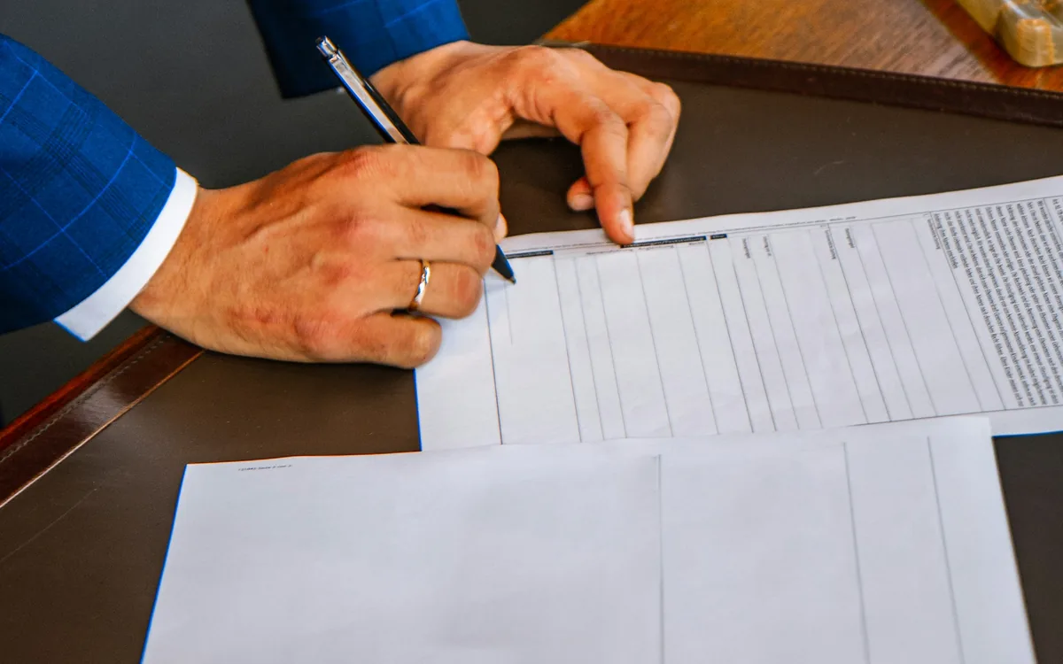Main signant un formulaire administratif : procédure de retrait d'agrément d'assistant familial