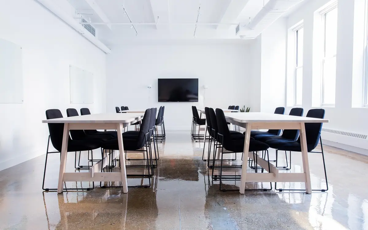 Salle de réunion vide : séance de la commission consultative paritaire départementale (CCPD)