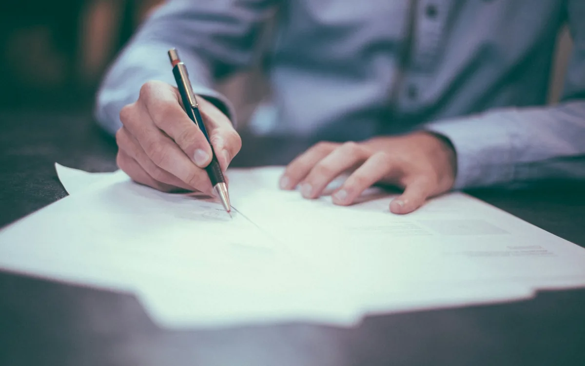 Main signant une lettre : licenciement d'un assistant familial
