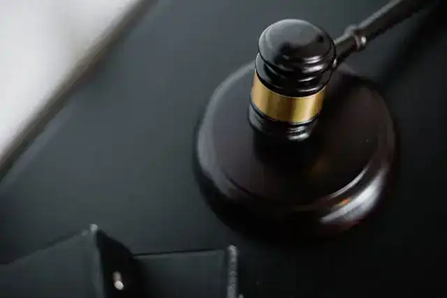 Marteau de justice sur le bureau d'un tribunal, symbole du jugement en comparution immédiate