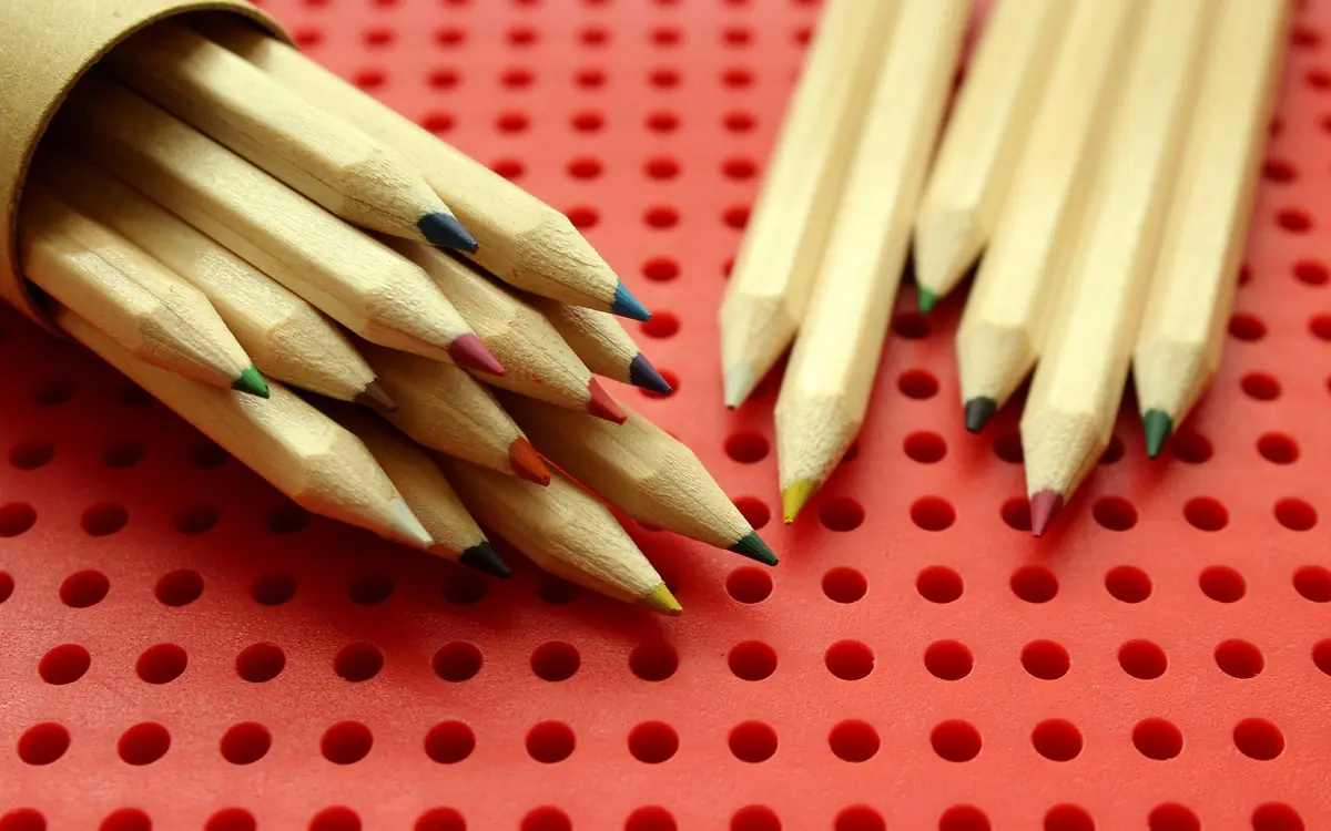 Crayons de couleur d'enfant : contester une information préoccupante abusive