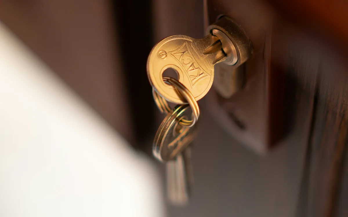 Clé dans une serrure : suspension d'agrément d'assistant familial, accueil interrompu