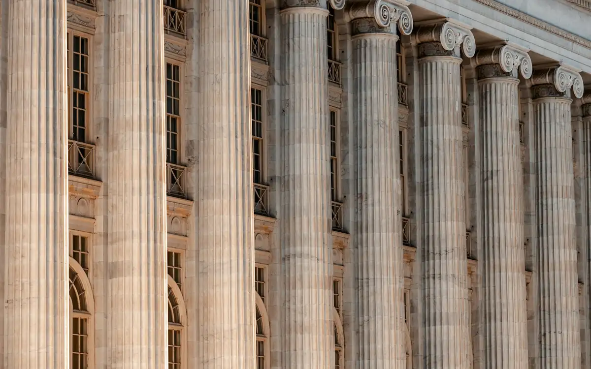 Colonnes d'un palais de justice : l'assistant familial face à l'administration et au juge