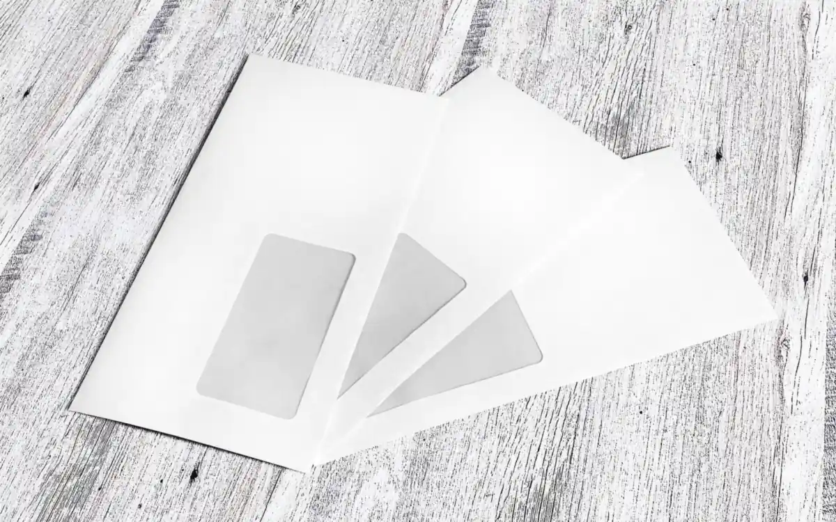 Enveloppes sur une table : notification d'un refus d'agrément d'assistant familial