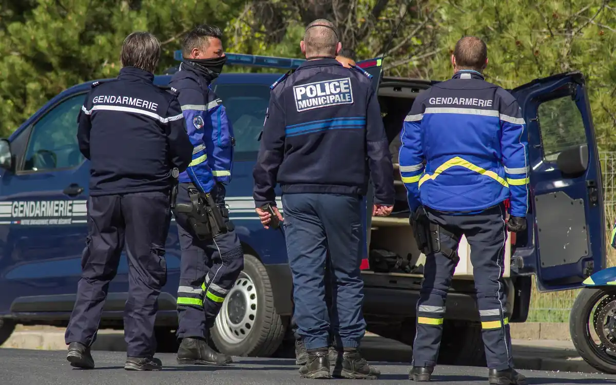 Gendarmes et policiers municipaux près d'un véhicule : convocation d'un assistant familial pour audition