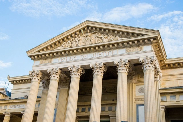palais de justice de nimes en france avant un procès d'assises